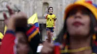 Patung Radamel Falcao, berada ditengah ribuan warga Kolombia yang menyaksikan laga tim asuhan Jose Pekerman bertanding lawan Uruguay di Bolivar Square, Bogota, (28/6/2014). (REUTERS/John Vizcaino)