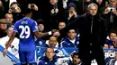 Pada saat pergantian pemain Jose Mourinho berjabat tangan dengan Samuel Eto'o karena telah mencetak hattrick pada pertandingan sepak bola Liga Inggris antara Chelsea vs Manchester United  di Stadion Stamford Bridge, London (19/01/14). (AFP/Adrian Dennis)