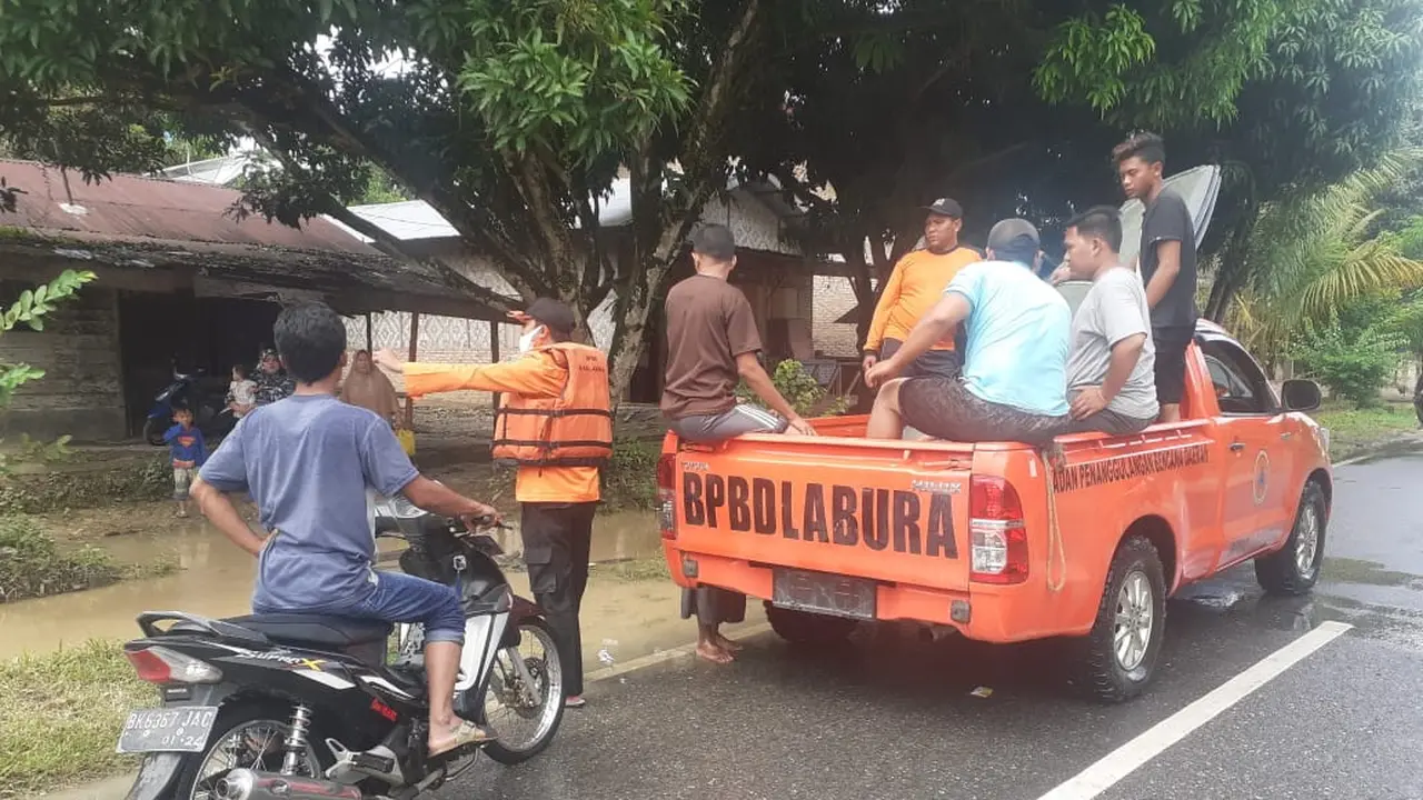 Sungai Merbau di Labuhan Batu Utara Meluap