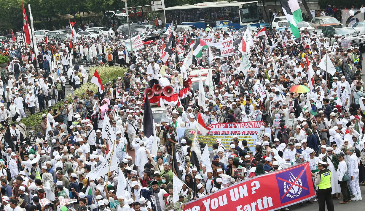 Massa Aksi solidaritas Rohingya membentangkan spanduk sambil memutari kawasan Bundaran HI, Jakarta, Rabu (6/9). Dengan membawa spanduk bertuliskan save Rohingya, massa berteriak untuk mengusir Myanmar dari Indonesia. (Liputan6.com/Immanuel Antonius)