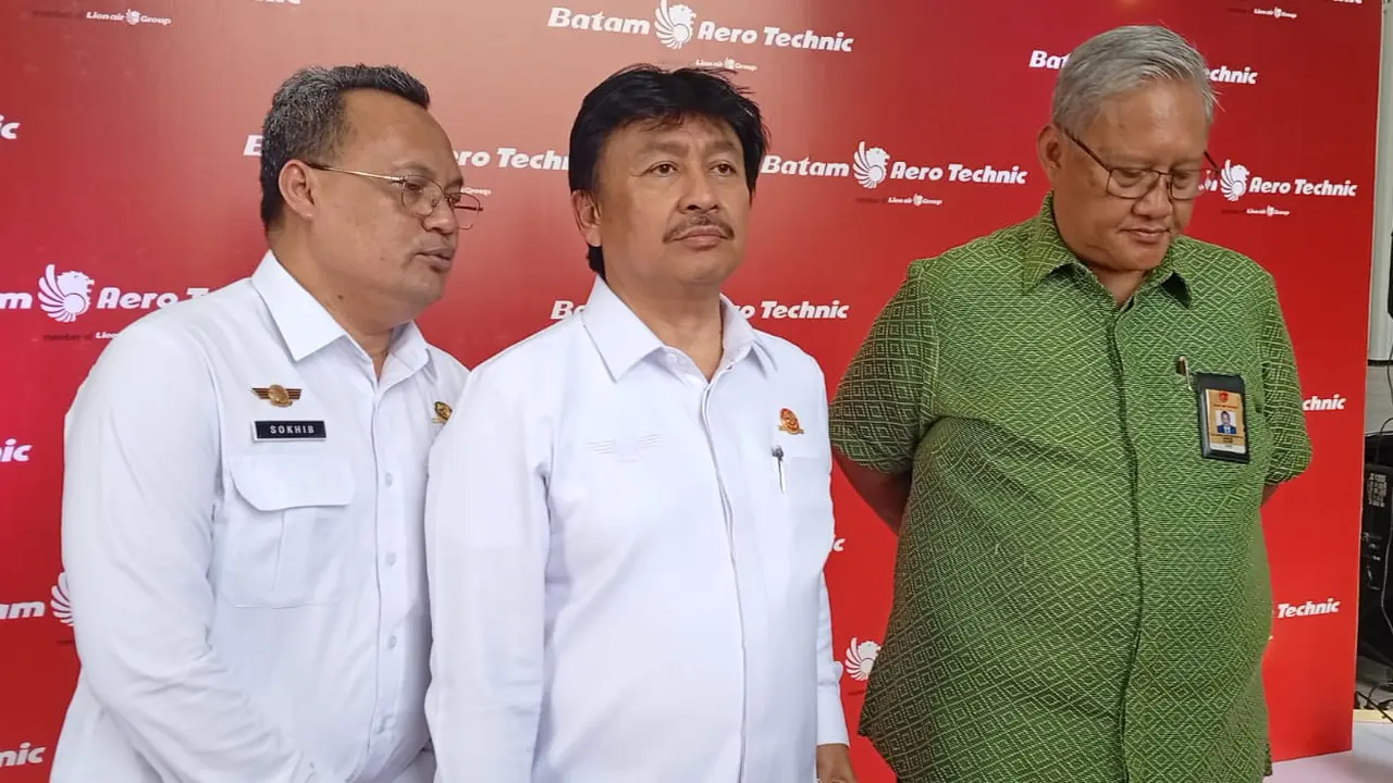 Direktur Jenderal Perhubungan Udara Kementerian Perhubungan Lukman F Laisa M (tengah). (Liputan6.com/Ajang Nurdin)