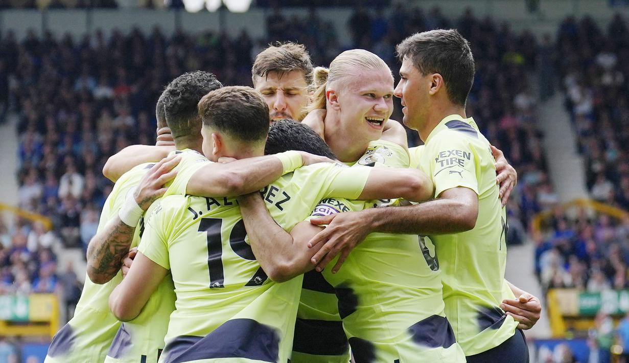 Kemenangan atas Everton membuat Manchester City makin dekat dengan gelar juara Premier League. Man City unggul empat poin setelah dalam pertandingan lain, Arsenal yang menjadi rival menuju juara justru takluk 0-3 dari Brighton. (AP Photo/Jon Super)