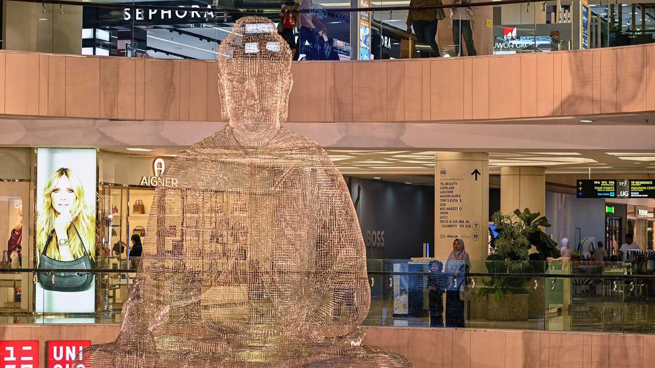 FOTO: Ribuan Anyaman Kawat Bentuk Rupang Buddha Transparan di Surabaya