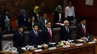 Ketua DPR Setya Novanto (kedua kanan), bersama keempat Wakil Ketua DPR, Taufiq Kurniawan, Fadli Zon, Agus Hermanto, Fahri Hamzah (ki-ka) dalam memimpin Sidang Paripurna, Jakarta, Senin (16/11/2015). (Liputan6.com/Johan Tallo)