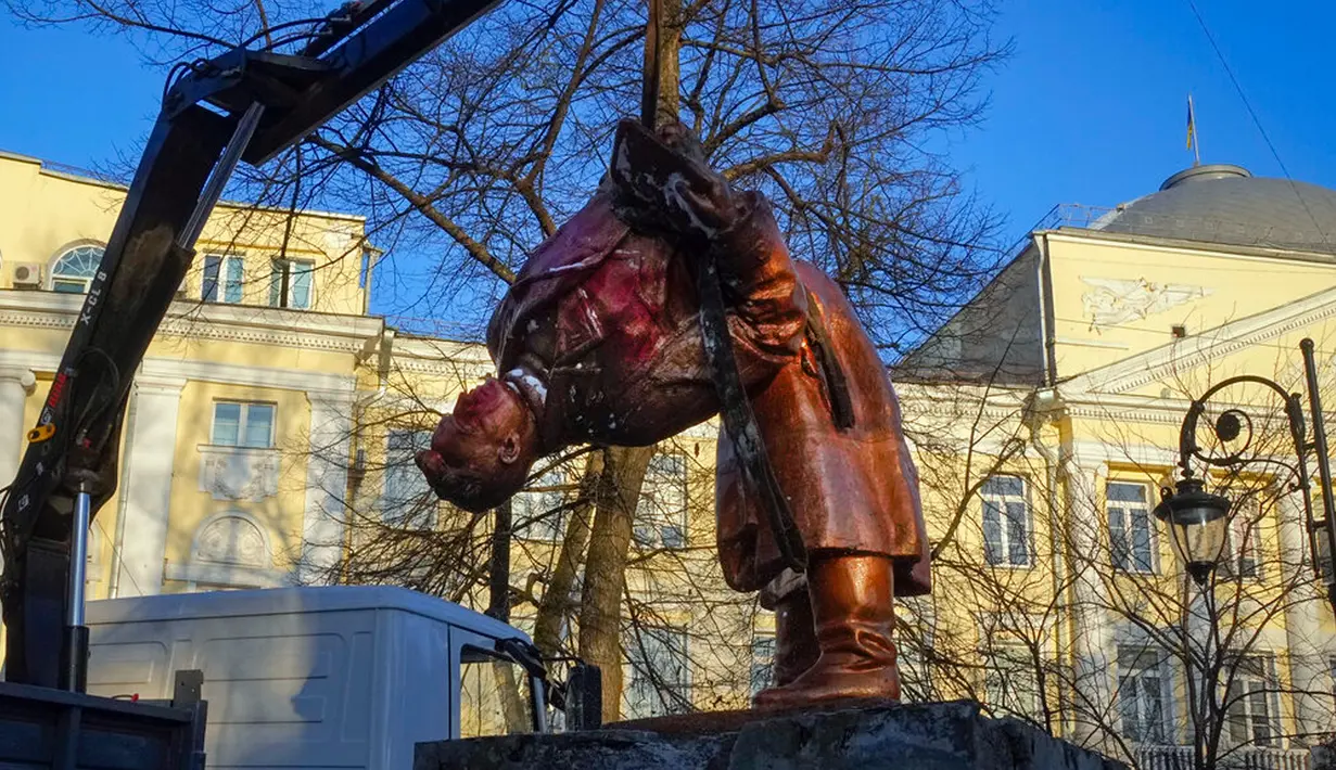 Pekerja kota membongkar monumen era Soviet untuk pilot Rusia Valery Chkalov di Kyiv, Ukraina, 8 Februari 2023. Ukraina mempercepat upaya untuk menghapus sisa-sisa pengaruh Soviet dan Rusia selama berabad-abad dari ruang publik dengan merobohkan monumen dan mengganti nama ratusan jalan untuk menghormati seniman, penyair, kepala militer, dan pemimpin kemerdekaan yang tumbuh di dalam negeri. (AP Photo/Efrem Lukatsky)