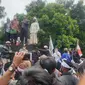 Wakil Bupati Garut Helmi Budiman bersama pembina Almagari KH Abdul Mujib tengah menenangkan massa demo penolakan NII, serta desakan keluarnya Perda anti radikalisasi dan Intoleransi. (Liputan6.com/Jayadi Supriadin)