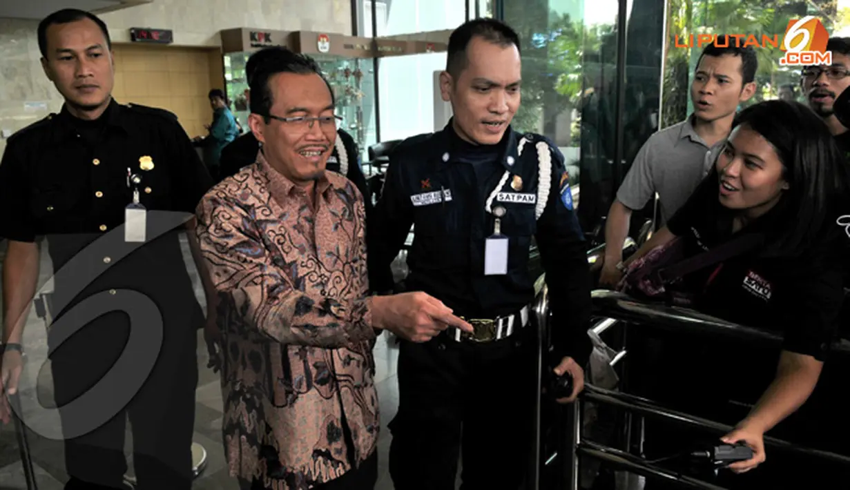 Menteri Pertanian Suswono menyempatkan menjawab beberapa pertanyaan wartawan usai menjalani pemeriksaan (Liputan6.com/Helmi Fithriansyah)