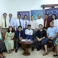 Dian Nitami bersama dengan para pemain seperti Reza Rahadian, Chelsea Islan, dan mantan presiden Habibie serta kru film 'Rudy Habibie' di kawasan Jakarta Selatan. (Nurwahyunan/Bintang.com)