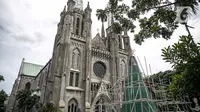 Sebuah pohon Natal sedang dalam proses pembuatan di Gereja Katedral, Jakarta pada Rabu (16/12/2020). Gereja Katedral Jakarta membuat pohon natal dengan tinggi lebih dari 10 meter dalam rangka menyambut perayaan Natal. (Liputan6.com/Faizal Fanani)