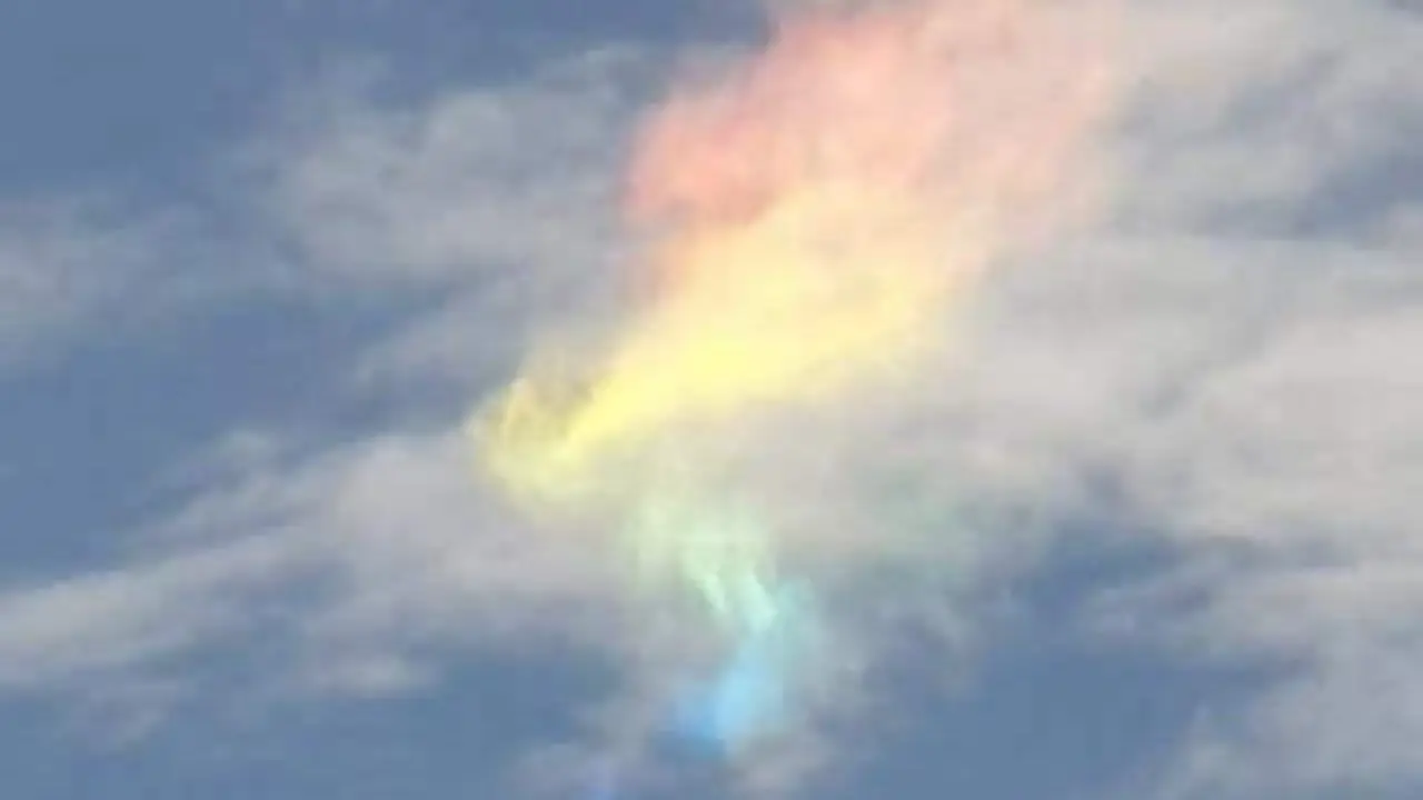 Fenomena alam unik berupa cahaya warna-warni menghiasi langit Kota Manado, Sulawesi Utara, Rabu (9/12/2020). (Foto: Solopos.com/Instagram @ndorobeii)