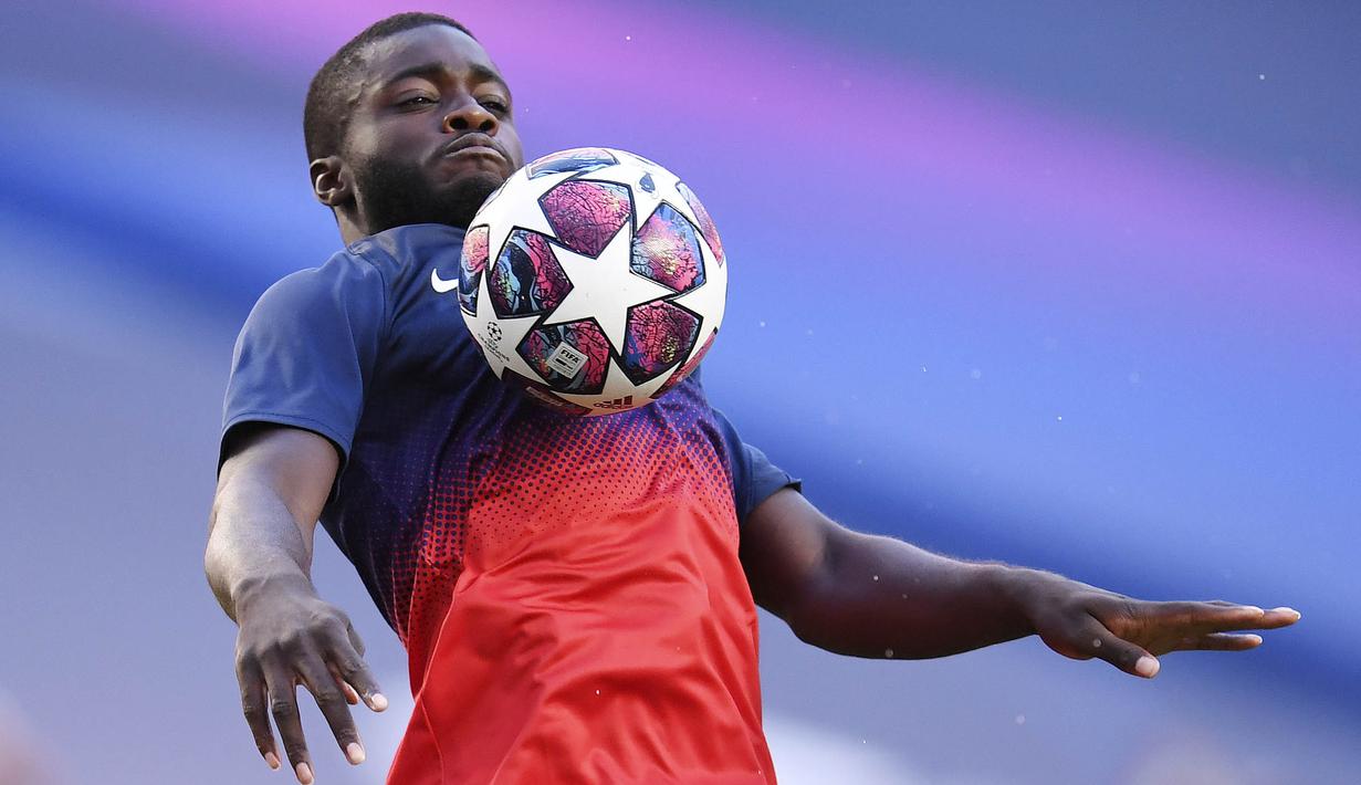 2. Dayot Upamecano (RB Leipzig) - Pemain asal Prancis ini menjadi salah satu kandidat kuat pengganti Virgil Van Dijk. Penampilan apik bersama klub asal Jerman tersebut membuat Liverpool layak mencoba menggunakan jasanya. (David Ramos/Pool via AP)