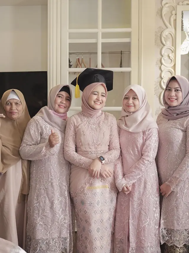 6 Potret Arafah Rianti saat Wisuda, Tampil Menawan dalam Balutan Kebaya