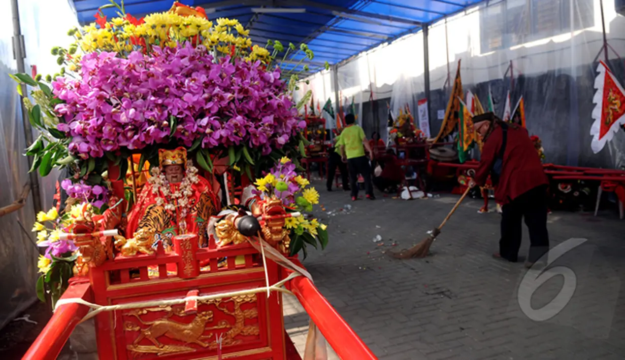 Warga membersihkan salah satu area di sekitar Vihara Dhanagun, Bogor, Jawa Barat, Kamis (5/3/2015). Presiden Jokowi akan membuka pesta rakyat Kota Bogor dalam rangka perayaan Cap Go Meh. (Liputan6.com/Helmi Fithriansyah)