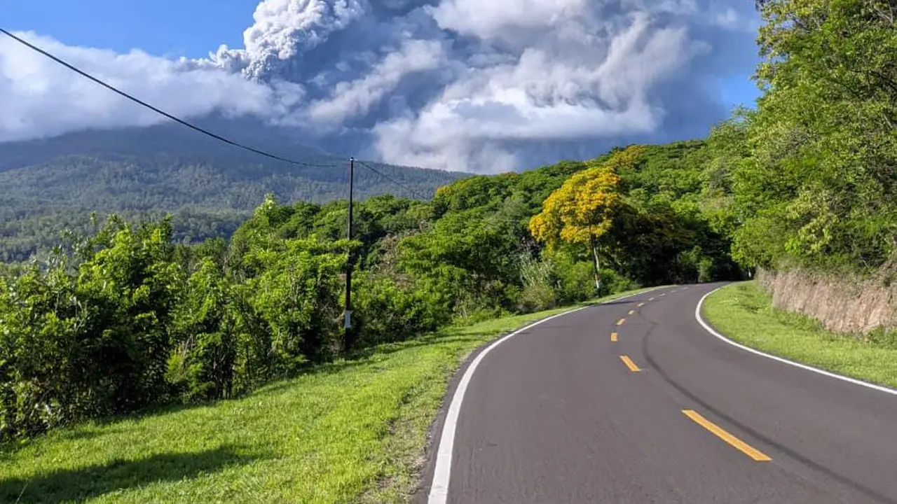 Gunung Lewotobi Laki-laki di Kabupaten Flores Timur (Flotim), NTT kembali erupsi, Sabtu 23 Desember 2023. (Foto: Liputan6.com/Ola Keda)