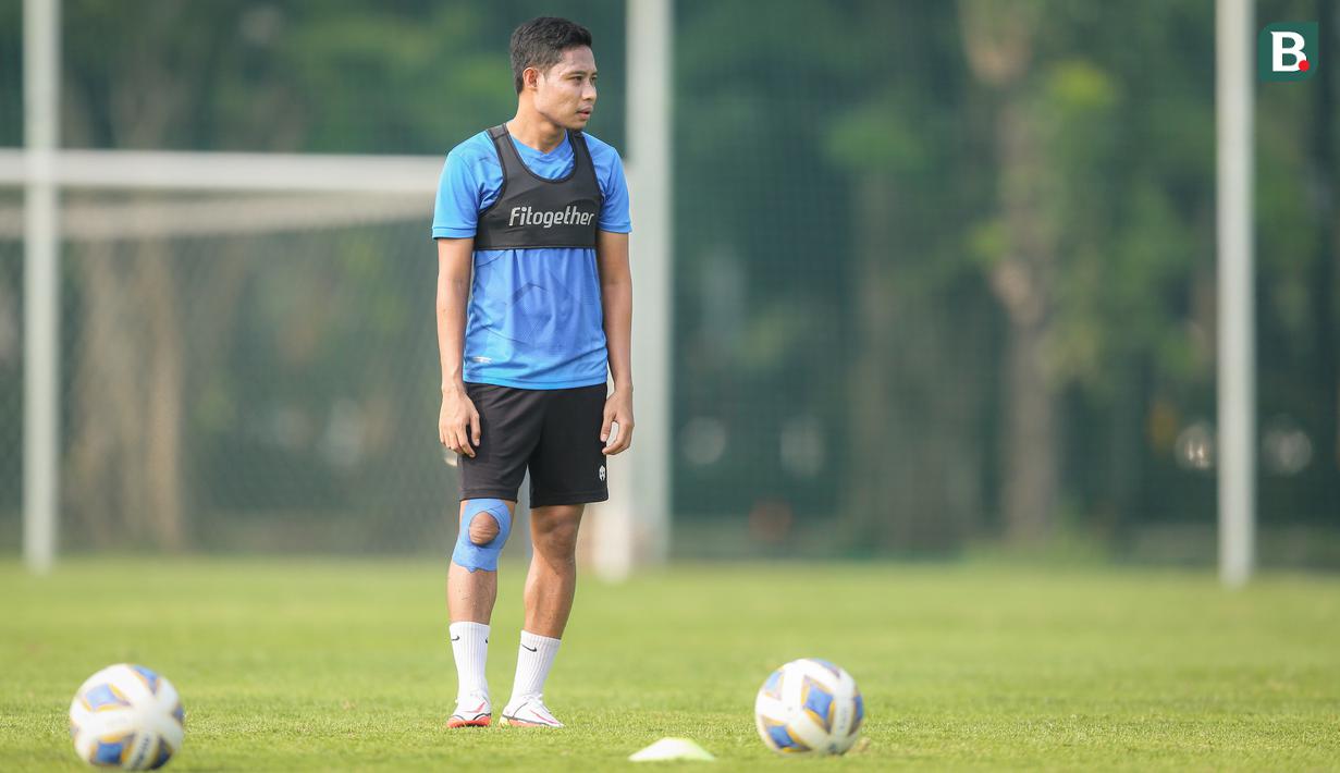 Pemain Timnas Indonesia, Evan Dimas Darmono bersiap menendang saat latihan persiapan kualifikasi Piala AFC 2023 yang berlangsung di Lapangan G, Senayan, Sabtu (02/10/2021) WIB. Indonesia dijadwalkan akan menghadapi Taiwan pada 7 dan 11 Oktober 2021 di Buriram, Thailand. (Bola.com/Bagaskara Lazuardi)