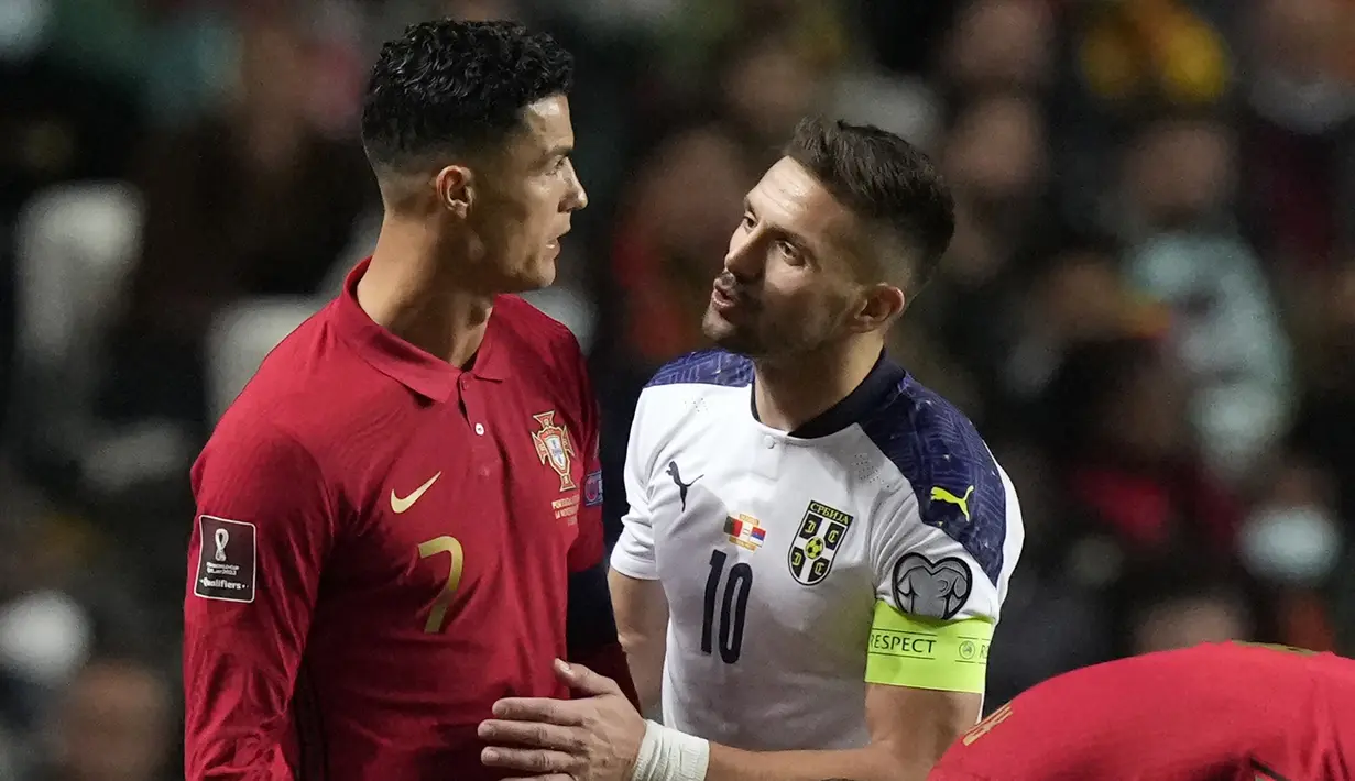 Akibat frustrasi, argumen keras pun sempat dilancarkannya terhadap kapten Serbia, Dusan Tadic. (AP/Armando Franca)