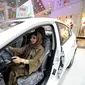 Para wanita Saudi beramai-ramai menyerbu Le Mall, Jeddah, Arab Saudi untuk menyaksikan langsung pameran mobil khusus wanita. Ini merupakan kali pertamanya pameran khusus wanita digelar di kerajaan konservatif tersebut. (AFP)