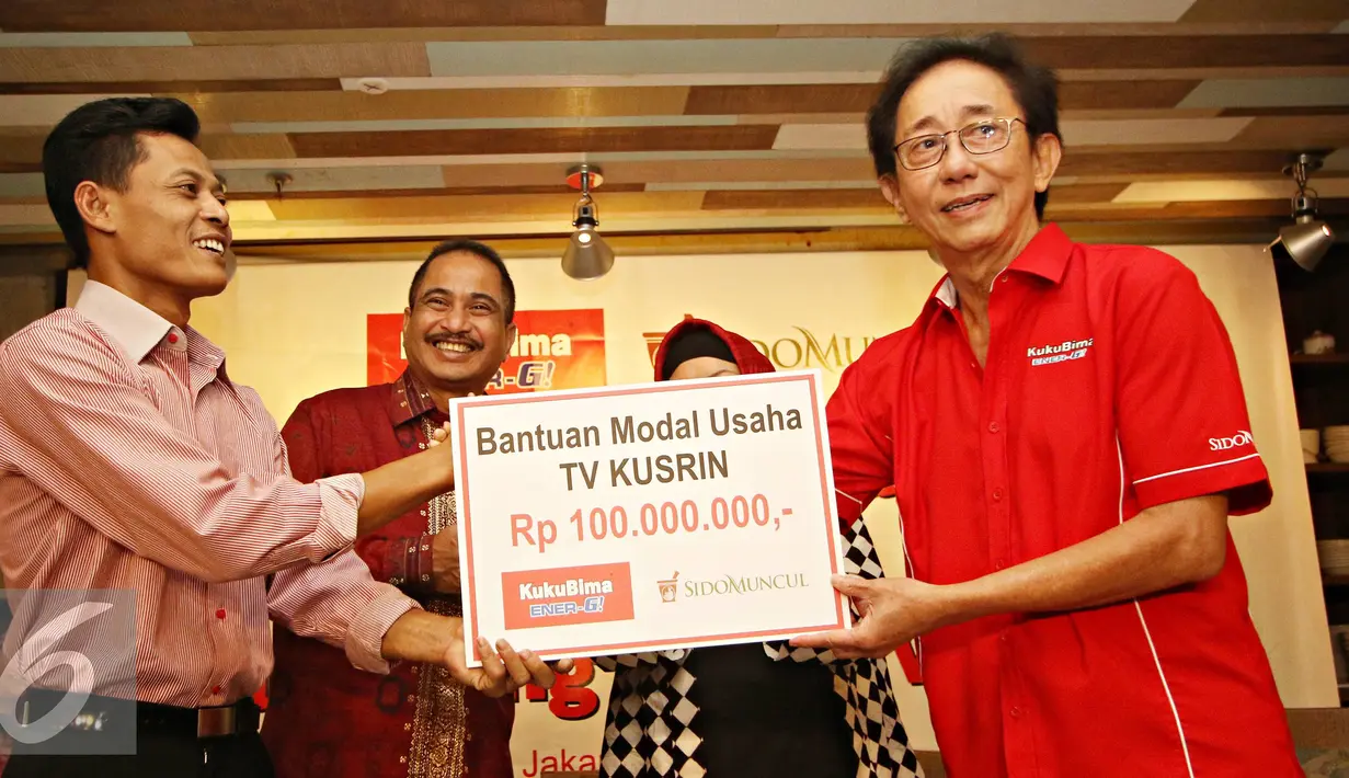 Direktur Utama PT Sido Muncul Irwan Hidayat (kanan) memberikan bantuan secara simbolis kepada Kusrin di Jakarta, Jumat (5/2). Sido Muncul meluncurkan iklan terbaru Kuku Bima Energi versi 'Kusrin'. (Liputan6.com/Immanuel Antonius)