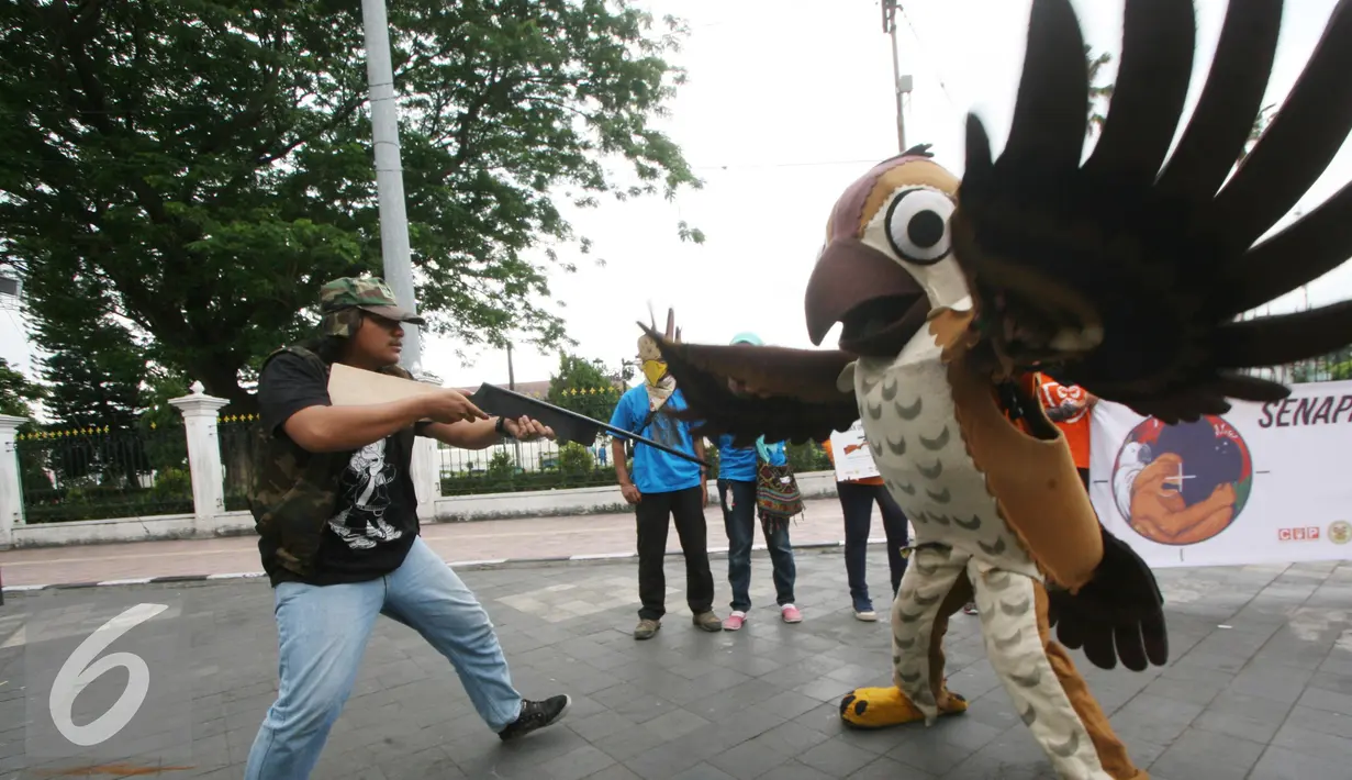 Aktivis Center for orangutan protection melakukan aksi teatrikal di titik nol km, Yogyakarta, (14/9). Dalam aksinya mereka menentang perburuan satwa liar khususnya dengan menggunakan senapan angin. (Liputan6.com/Boy harjanto)