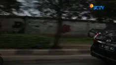 Inspiratif dan pantang menyerah. Pengemudi taksi online asal Depok ini tetap semangat mengais rejeki meski memiliki keterbatasan.