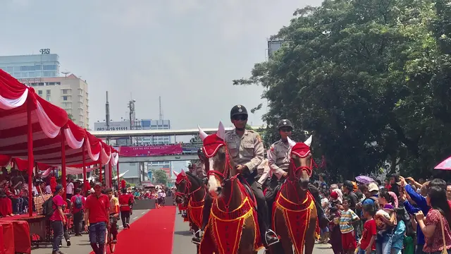 Warga menghadiri Karnaval Cap Go Meh 2018 di kawasan Glodok