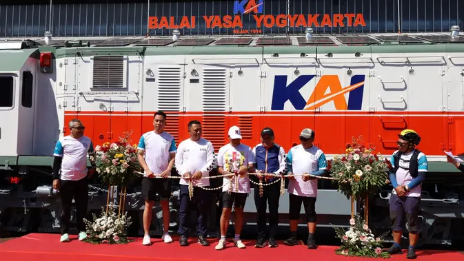 Berikut beberapa opsi judul yang lebih unik dan memiliki panjang 8 kata:   Lokomotif Legendaris Bangkit: Era Baru Dimulai Kembali   Sang Lokomotif Legendaris Lahir Kembali: Lebih Bertenaga!   Lokomotif Ikonik Hidup Lagi: Kejayaan Masa Lalu Terulang   Nafas Segar Lokomotif Tua: Legenda Tak Lekang Waktu   