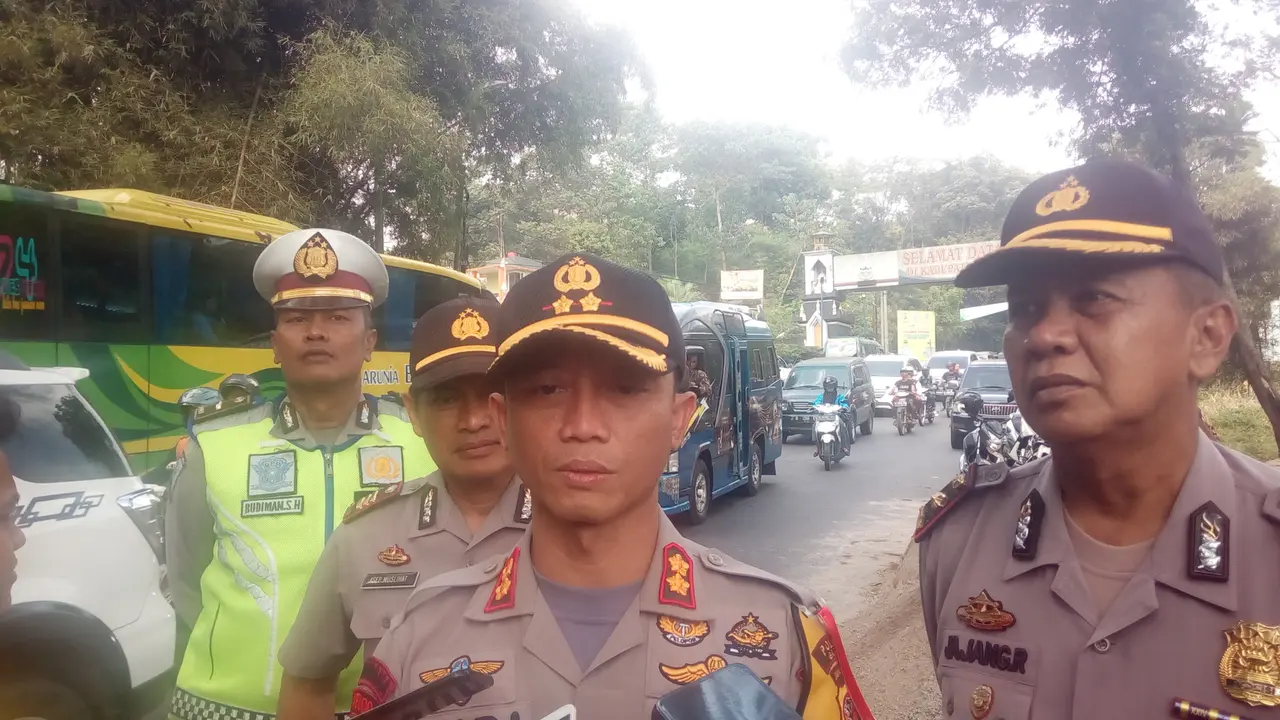 Kapolres Garut AKBP Budi Satria Wiguna memberikan penjelasan kepada awak media di sela-sela pengecekan kesiapan jalur mudik nasional via Garut di wilayah pintu masuk Kadungora