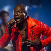Seal pernah tinggal bersama orangtua angkat yang sangat miskin, membuatnya harus bekerja untuk membantu.