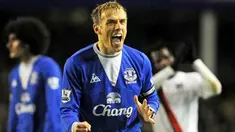 Selebrasi kapten Everton, Phil Neville seusai kemenangan timnya dari Manchester City di laga lanjutan EPL yang berlangsung di Goodison Park, Liverpool, 16 Januari 2010. Everton unggul 2-0. AFP PHOTO / MARTIN ELLIOTT 