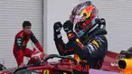 Max Verstappen sukses mencatatkan sejarah sebagai pembalap pertama yang berhasil memenangkan kejuaaraan balap Formula 1 GP Miami. Sang juara bertahan mampu tampil cemerlang saat balapan yang berlangsung di sirkuit jalan raya Miami International Autodrome, Amerika Serikat. (AP/Darron Cumings)