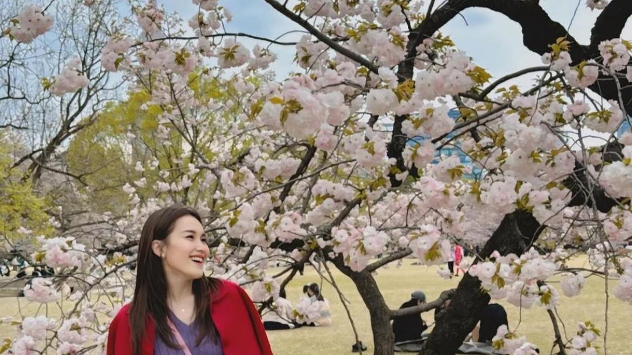 Ayu Ting Ting Pamer Gaya Mewah di Jepang dengan Tiga Tas Branded, Begini Penampilannya