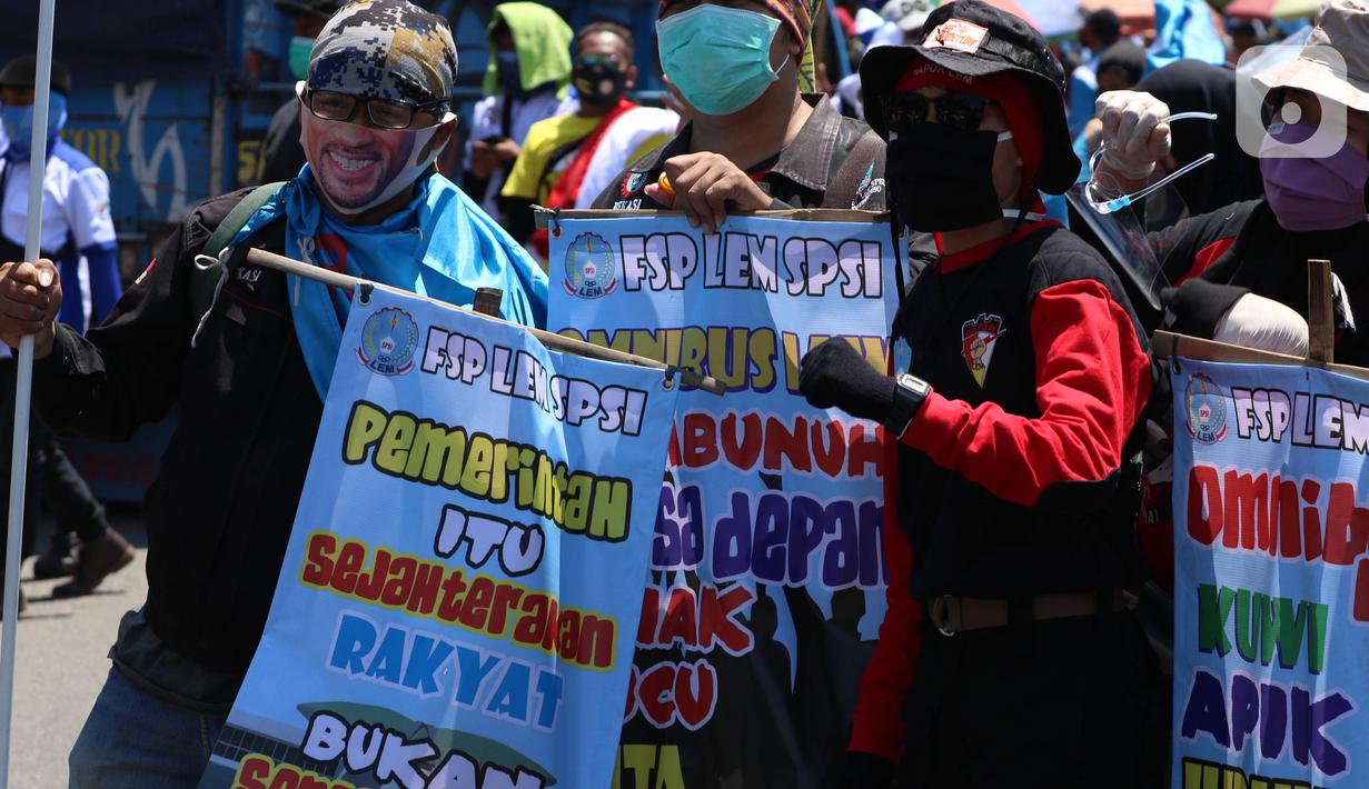 Buruh saat melakukan aksi di depan Gedung DPR RI, Jakrta, Selasa (25/8/2020). Aksi tersebut menolak draft omnibus law RUU Cipta Kerja yang diserahkan pemerintah kepada DPR. (Liputan6.com/Angga Yuniar)