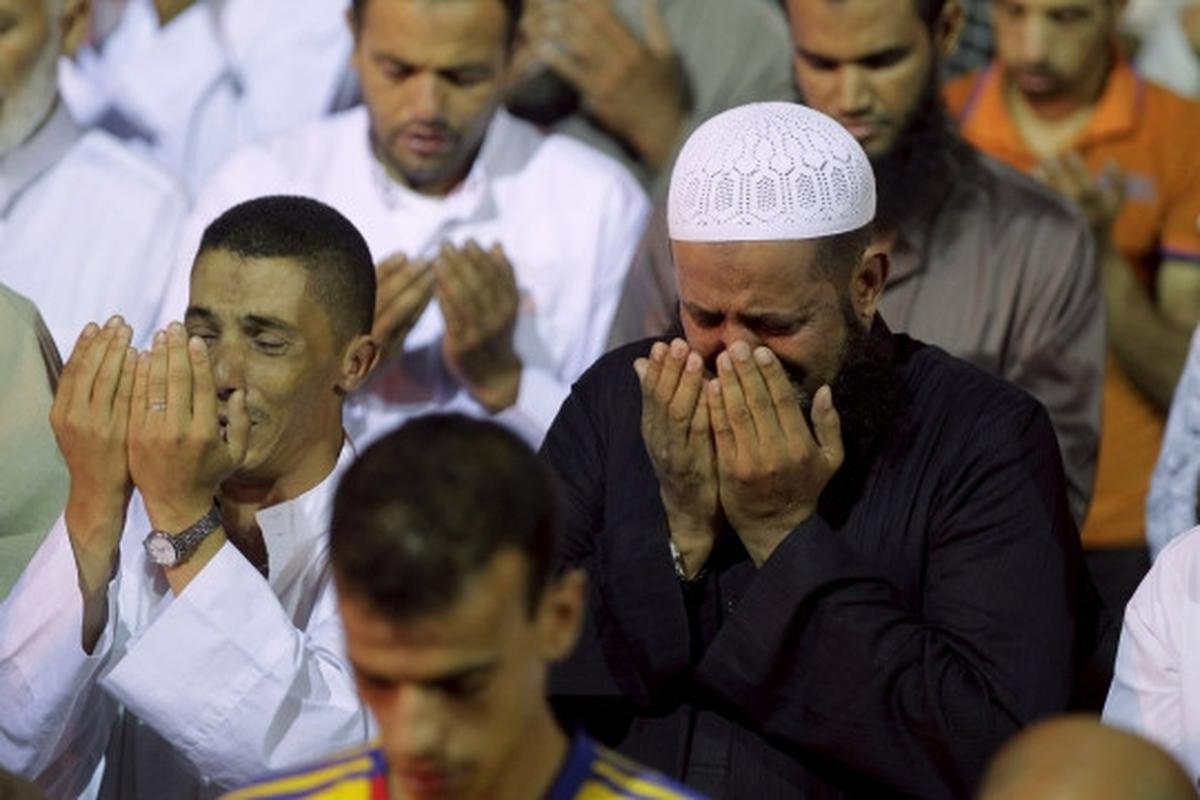 Kekhusyukan muslim Maroko mencari keberkahan malam Lailatul Qadar