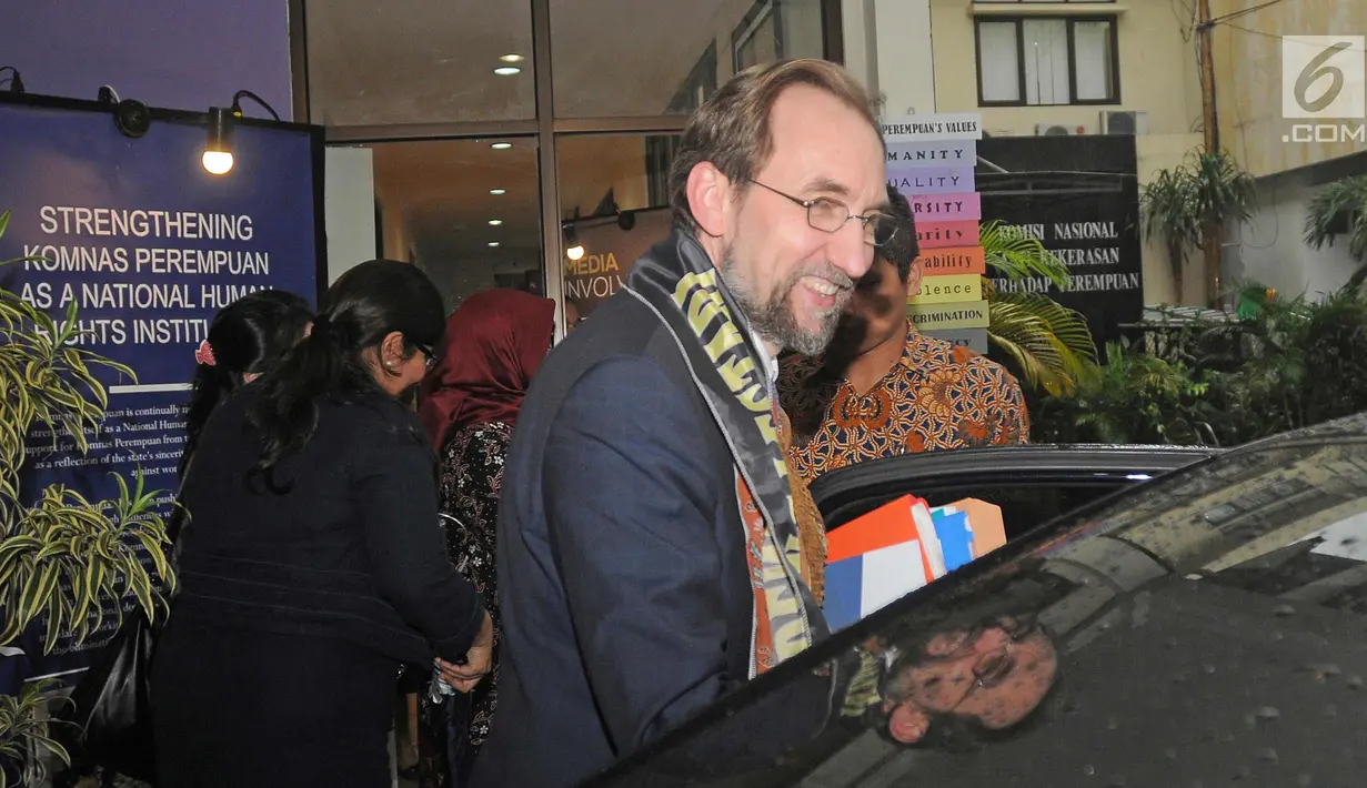 Komisaris HAM PBB, Zeid Ra'ad Al Hussein tersenyum usai melakukan dengan Komnas HAM dan Komnas Perempuan di Jakarta, Senin (5/2). Pertemuan tersebut dilakukan secara tertutup. (Liputan6.com/Herman Zakharia)