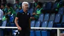 Pelatih Atalanta, Gian Piero Gasperini, memperhatikan pemainnya saat menghadapai Bologna pada laga lanjutan Serie A pekan ke-35 di Gewiss Stadium, Rabu (22/7/2020) dini hari WIB. Atalanta menang 1-0 atas Bologna. (AFP/Marco Bertorello)