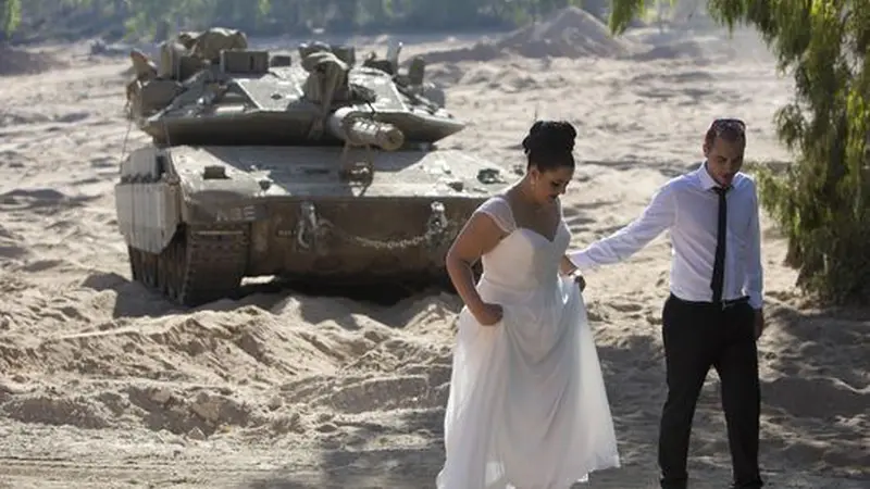 Sesi Foto Pre-Wedding Keren di Kawasan Konflik Israel-Gaza