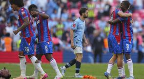 Ekspresi kecewa pemain Manchester City, Bernardo Silva di antara para pemain Crystal Palace yang sedang merayakan kemenangan dalam laga final Piala FA 2024/2025 yang berlangsung di Stadion Wembley, London, Inggris, Sabtu (17/05/2025) waktu setempat. (AP Photo/Kirsty Wigglesworth)