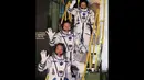 Awak Stasiun Luar Angkasa Internasional, Elena Serova, Barry Wilmore, Alexander Samokutyaev (dari atas ke bawah) bersiap naik pesawat ruang angkasa Soyuz TMA-14M  di Baikonur Cosmodrome, Kazakhstan, (26/9/2014). (REUTERS/Yuri Kochetkov/Pool)