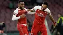 Penyerang Arsenal, Alexandre Lacazette (kiri) berselebrasi bersama rekannya Pierre-Emerick Aubameyang usai mencetak gol ke gawang Napoli pada leg kedua babak perempat final Liga Europa di stadion San Paolo di Naples, Italia (18/4). Arsenal menang tipis 1-0 atas Napoli. (AP Photo/Luca Bruno)