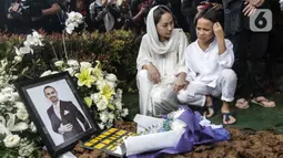 Bunga Citra Lestari atau BCL bersama anaknya Noah Sinclair saat pemakaman jenazah Ashraf Sinclair di San Diego Hills, Karawang, Jawa Barat, Selasa (18/2/2020). Keluarga dan kerabat mengiringi pemakaman jenazah Ashraf Sinclair. (Liputan6.com/Faizal Fanani)