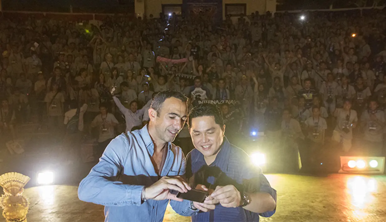 Ramainya anggota Inter Club Indonesia yang mengikuti acara puncak Gathering Nasional ke-4 membuat Youri Djorkaeff mengajak Erick Thohir untuk melakukan selfie di GWK, Bali, Sabtu (29/8/2015). (Bola.com/Vitalis Yogi Trisna)