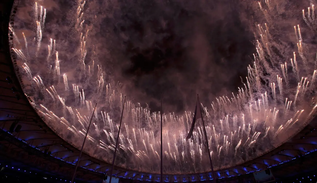 Pesta kembang api mengawali penutupan Olimpiade Rio 2016 di Stadion Maracana, Minggu (21/8). Indonesia harus puas berada di posisi 46. (REUTERS/Sergio Moraes)