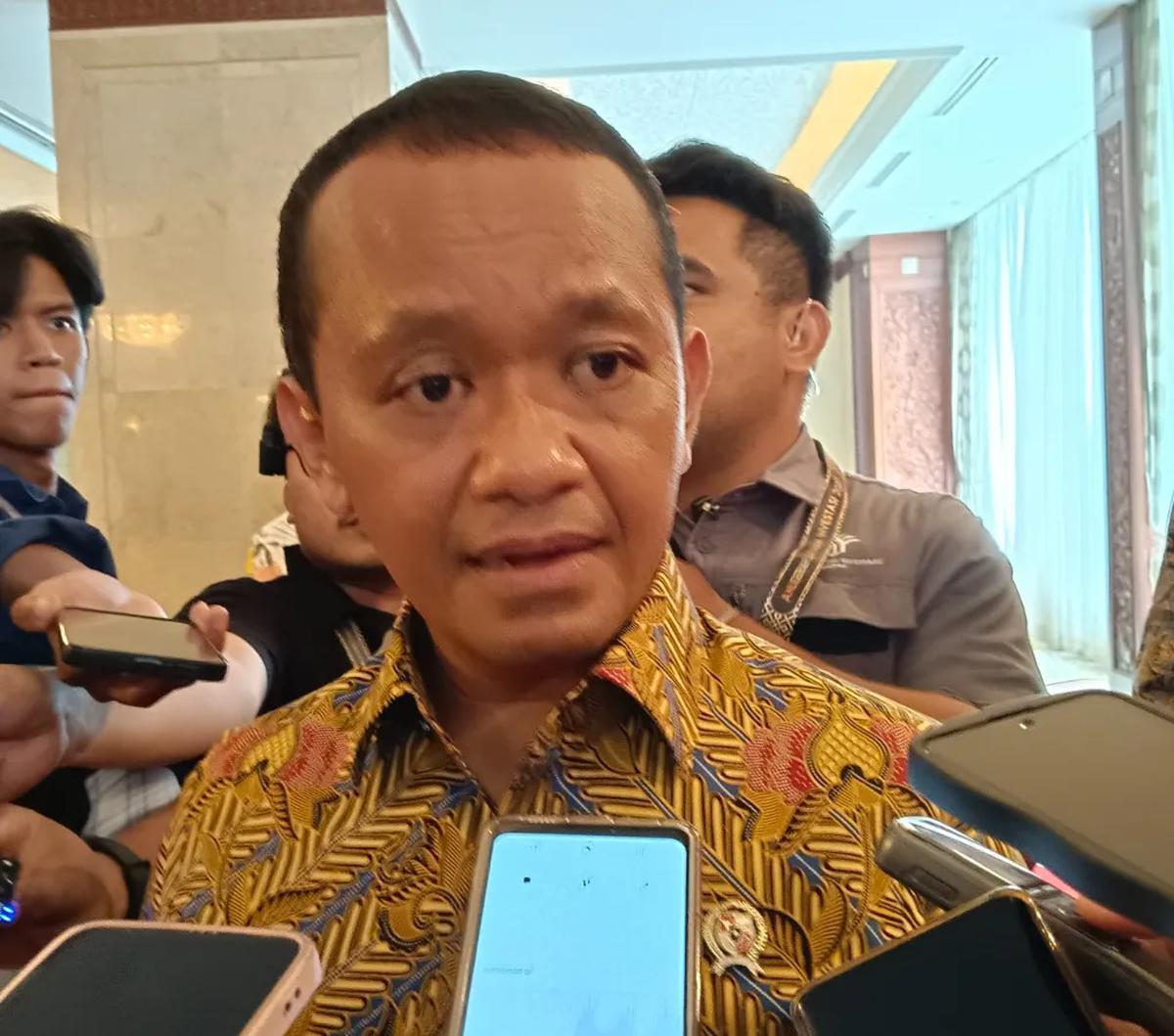 “Oleh karena itu pemerintah fokus terhadap pembangunan industri yang ramah lingkungan dan menggunakan sumber energi baru terbarukan,” ucap Bahlil.