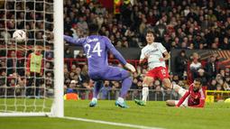 Pemain FC Twente, Sam Lammers, mencetak gol ke gawang Manchester United pada matchday 1 Liga Europa 2024/2025 di Old Trafford, Kamis (26/9/2024) dini hari WIB. (AP Photo/Dave Thompson)