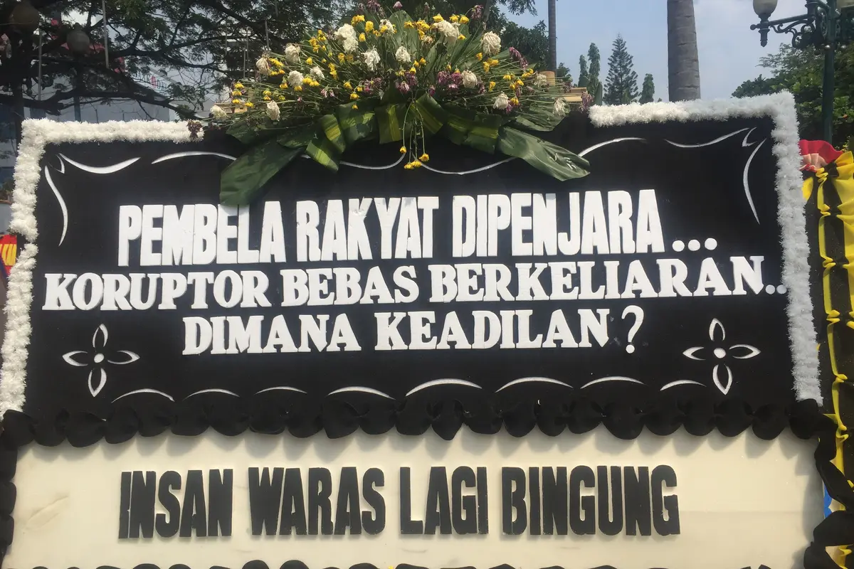 Karangan Bunga Berwarna Hitam untuk Ahok Dikirim ke Balai Kota
