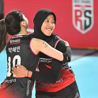 Pemain voli Daejeon JungKwanJang Red Sparks, Megawati Hangestri (kanan), mendapatkan selamat dari Park Hye-min setelah memberikan poin bagi timnya dalam pertandingan melawan IBK Altos, Selasa (17/10/2023). (Dok. Daejeon JungKwanJang Red Sparks)