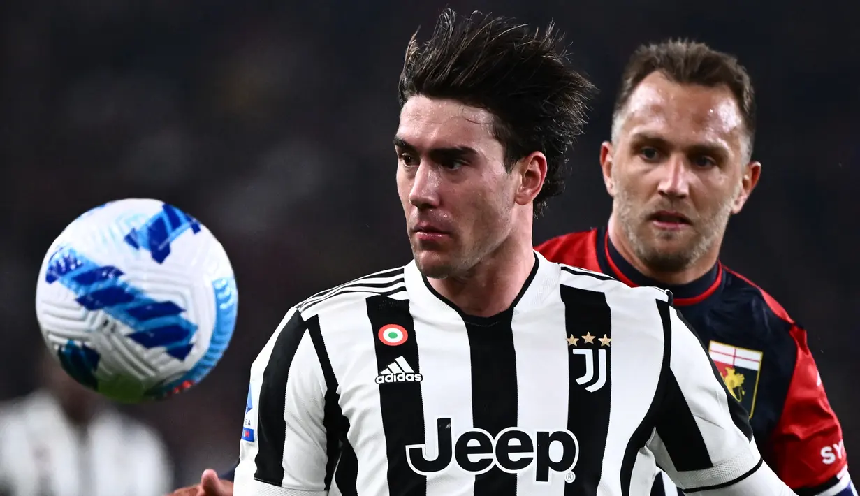<p>Pemain Juventus Dusan Vlahovic menatap bola saat melawan Genoa pada pertandingan sepak bola Serie A Liga Italia di Stadion Luigi-Ferraris, Genoa, Italia, 6 Mei 2022. Juventus kalah 1-2. (Marco BERTORELLO/AFP)</p>