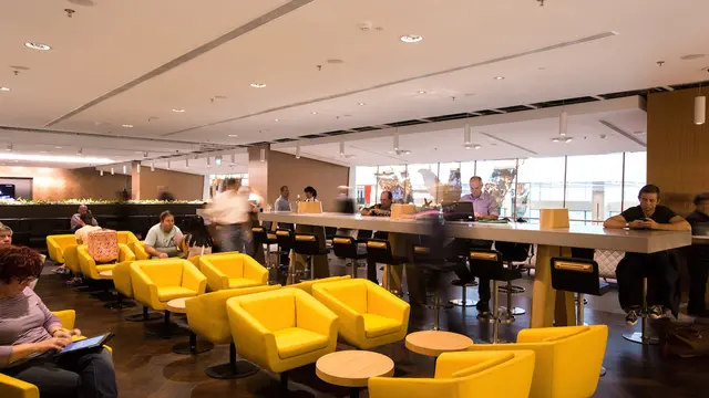 Transit di Singapura? Betah menunggu di First Lounge Qantas