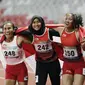 Pelari Indonesia, Putri Aulia, Ni Made Arianti, Endang Sari Sitorus, melakukan selebrasi usai menjuarai lari 100M T13 pada Asian Para Games di SUGBK, Jakarta, Rabu (10/10/2018). Indonesia meraih memborong tiga mendali. (Bola.com/M Iqbal Ichsan)