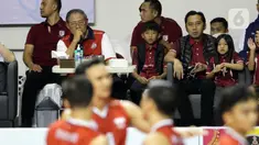 Presiden ke-6 RI yang juga pendiri dan pembina klub voli LavAni, Susilo Bambang Yudhoyono (SBY) menyaksikan langsung laga perdana Timnas voli putra Indonesia di turnamen SEA V League 2023, Padepokan Voli Jenderal Polisi Kunarto, Sentul, Bogor, Jawa Barat, Jumat (21/7/2023). Timnas voli putra Indonesia unggul tiga set langsung 25-20, 25-22, 25-19, atas Filipina. (Liputan6.com/Helmi Fithriansyah)